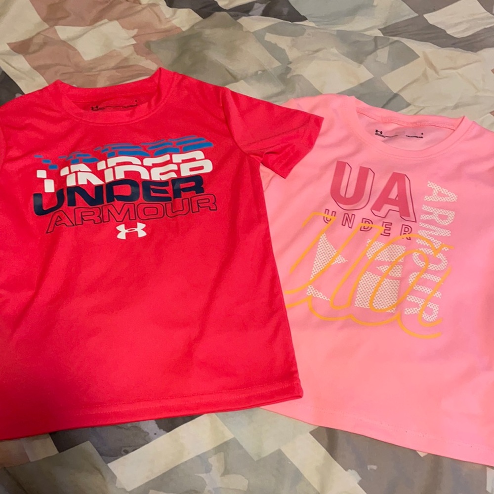 Set of 2 girls UA heat gear tee’s. Both size 4